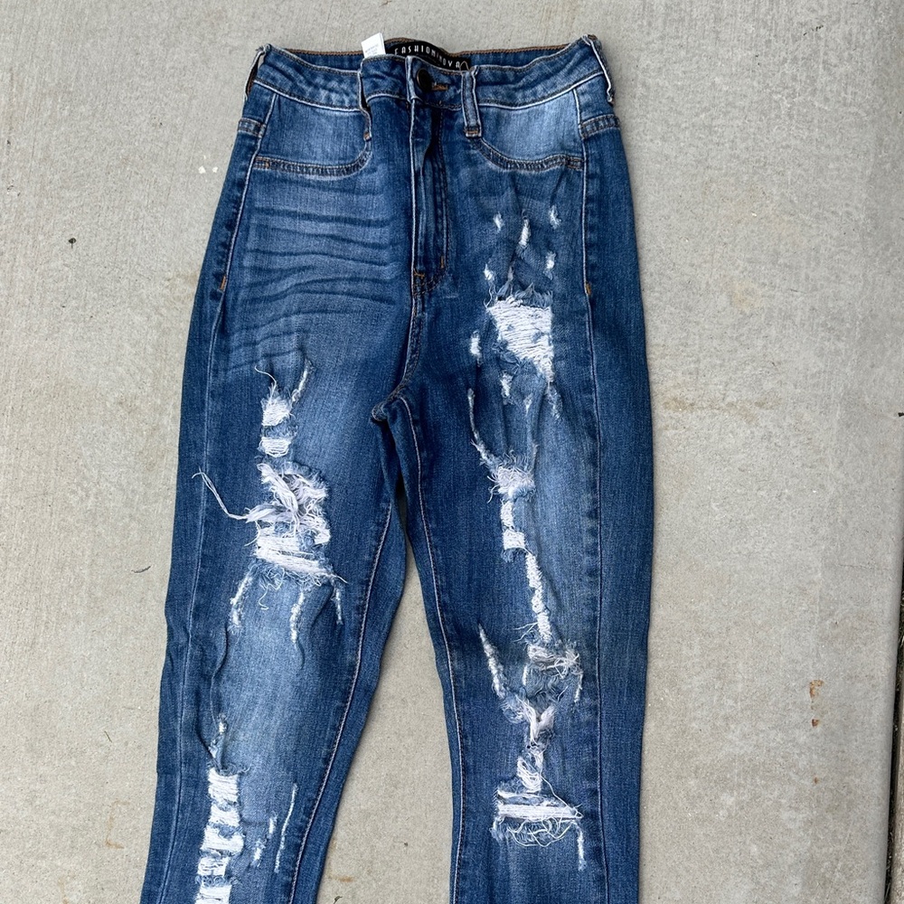 Destroyed high waisted jeans